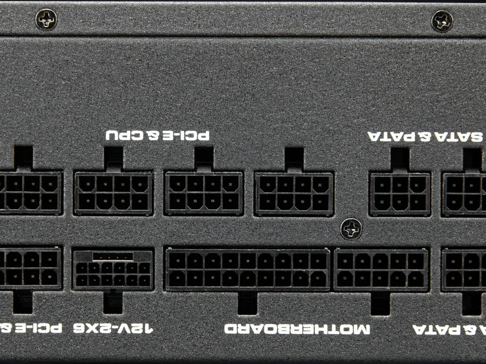 Conectores modulares de la fuente COUGAR PV 1000