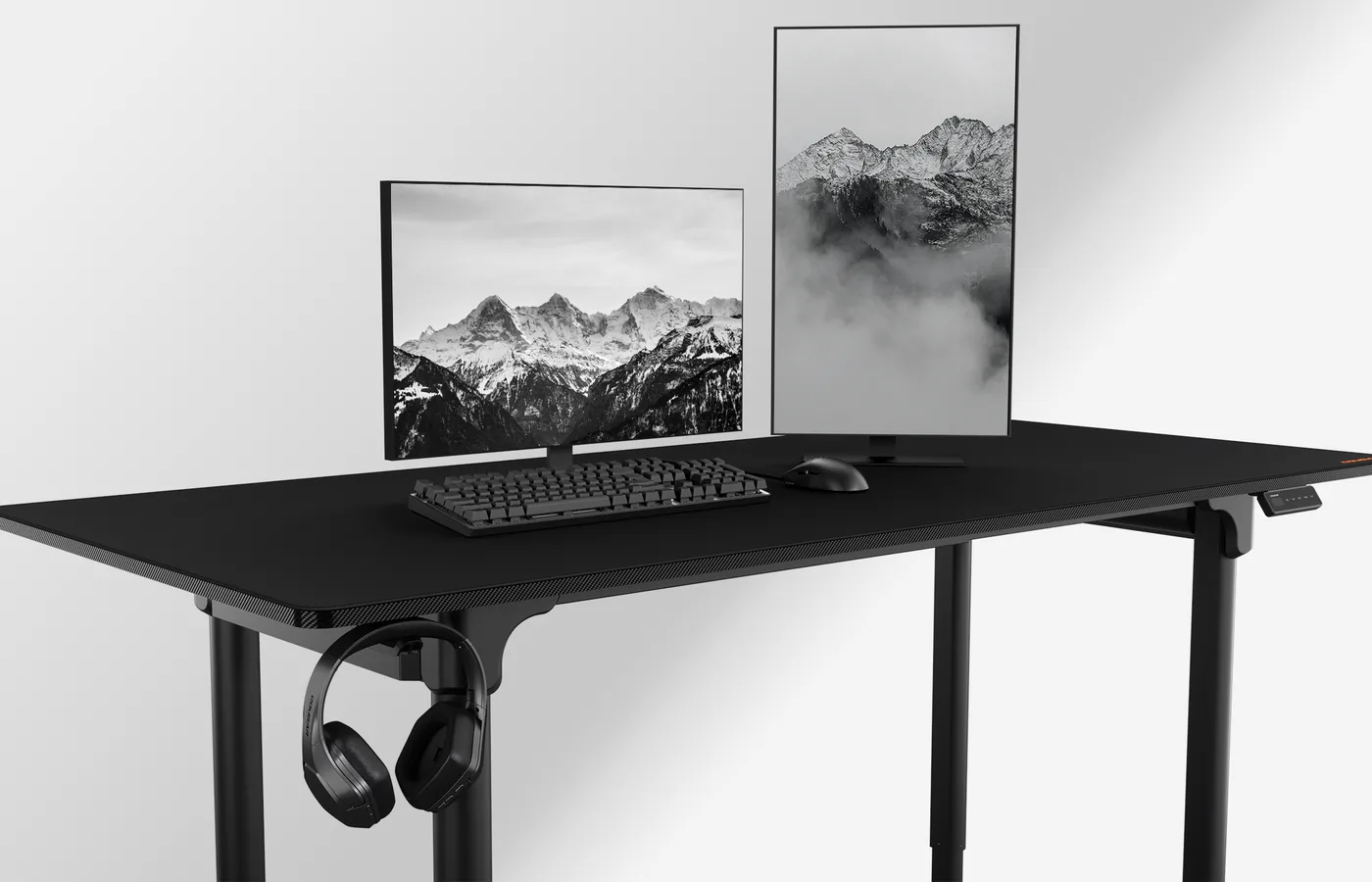 Mesa COUGAR E-GRAV con dos monitores, teclado y auriculares colgados del gancho