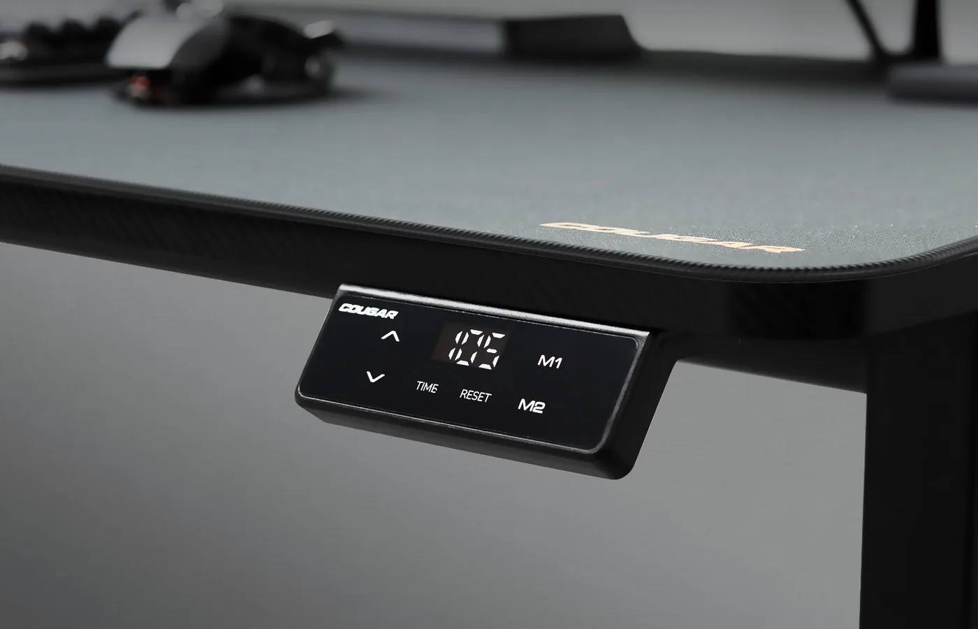 Panel de control de la mesa COUGAR E-Star con pantalla y botones de memoria