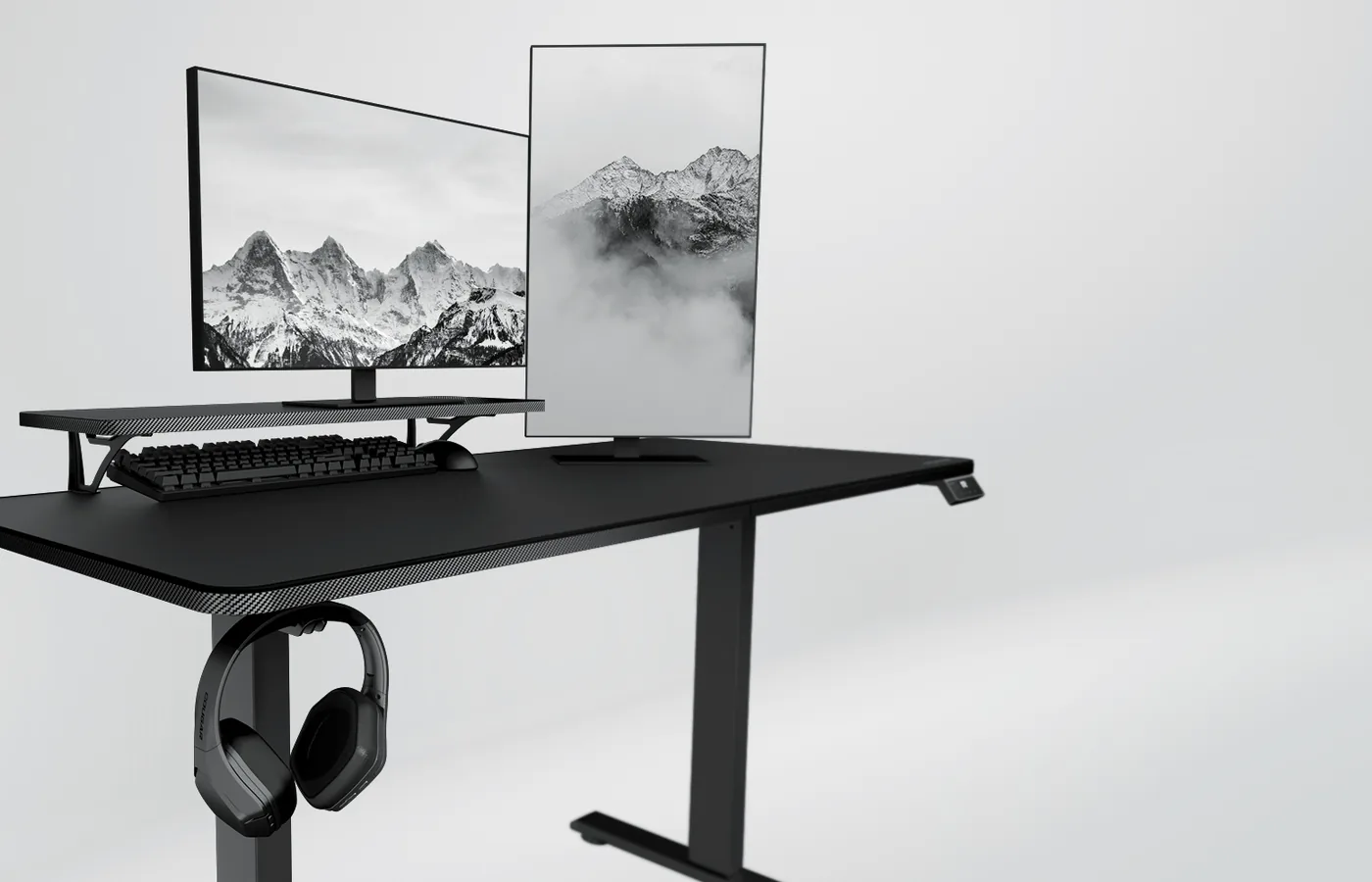 Mesa COUGAR E-Star negra con dos monitores sobre el soporte y auriculares en el colgador
