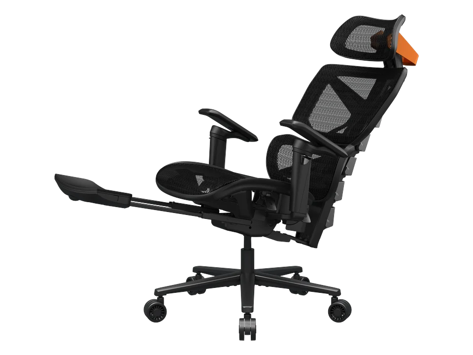 Silla COUGAR Terminator Air reclinada con el reposapiés extendido