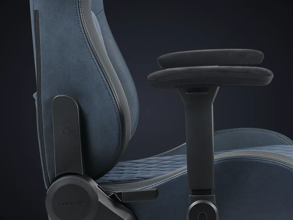 Reposabrazos de la silla COUGAR Defensor S con funda de terciopelo