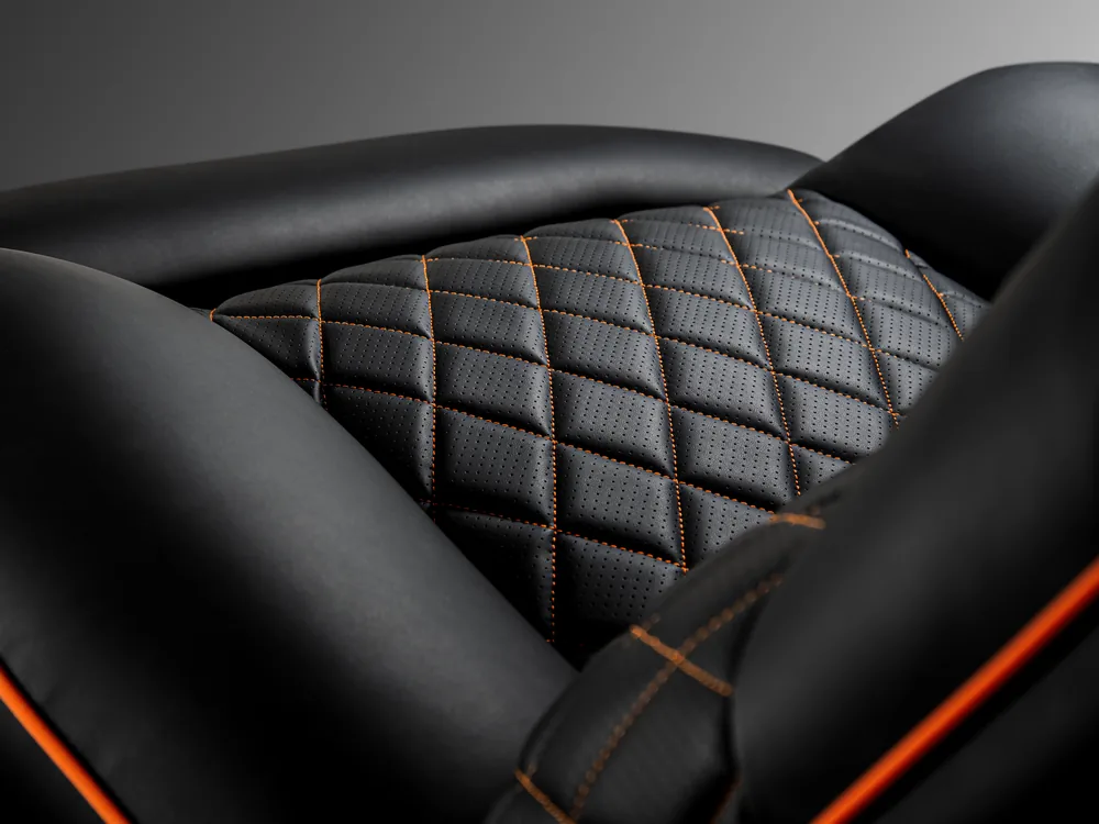 Detalle del asiento acolchado del sillón Overlord