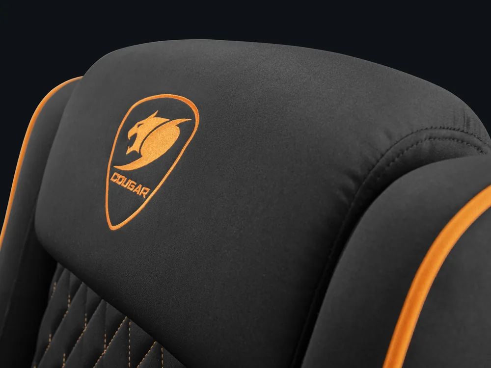 Costuras y logotipo bordado del respaldo del sillón COUGAR Ranger ONE