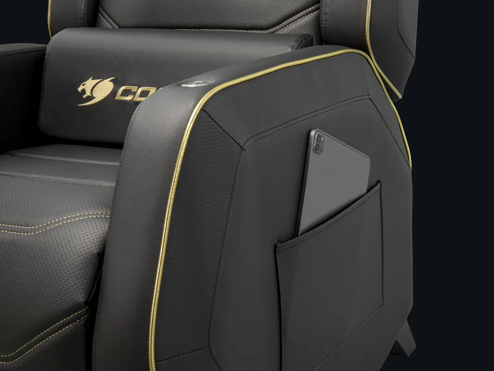 Bolsillo lateral del sillón COUGAR Ranger PRO Royal con una tableta dentro
