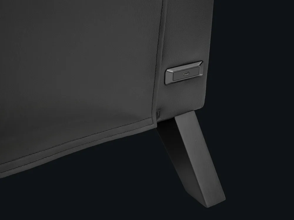 Puerto USB Type-C en el lateral del sillón COUGAR Ranger PRO Royal