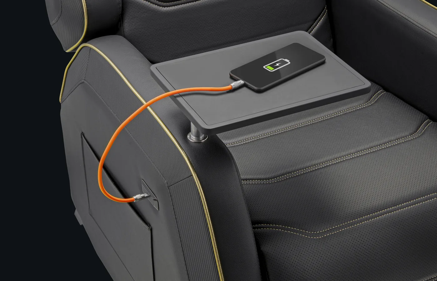 Móvil cargándose en la mesa del sillón COUGAR Ranger PRO Royal a través del puerto USB Type-C