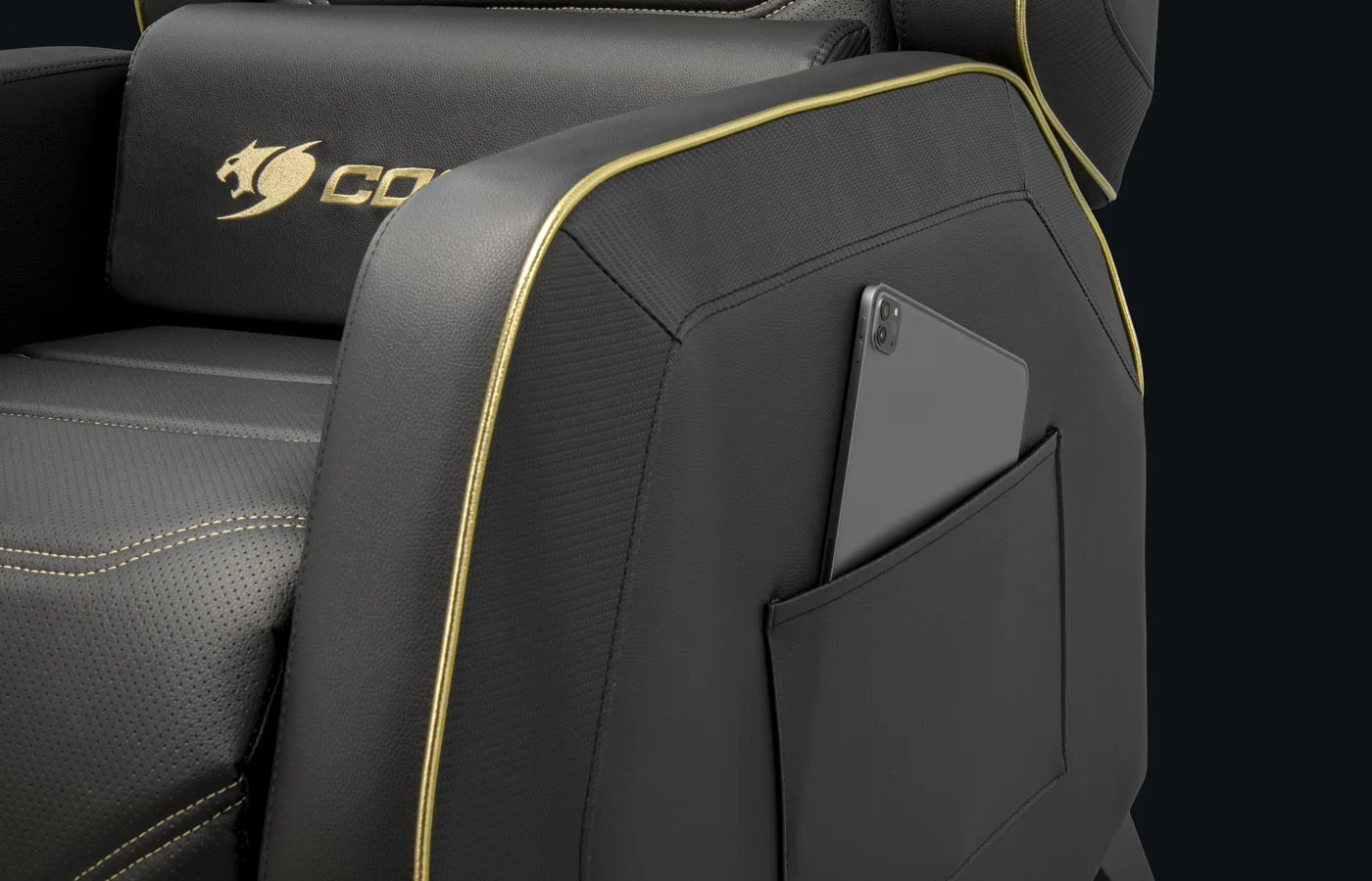 Bolsillo lateral del sillón COUGAR Ranger S Royal con un móvil dentro