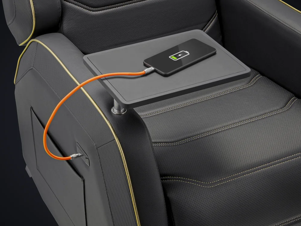 Puerto de carga USB Type-C del sillón Ranger PRO Royal con un móvil cargando